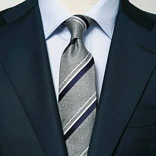 【１分で分かるスーツのお洒落】ブルー系以外で、見た目の清涼が際立つ胸元は？