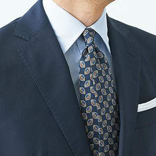 【１分で分かるスーツのお洒落】胸元に軽さが生まれる「小剣ずらし」ってどんなテク？