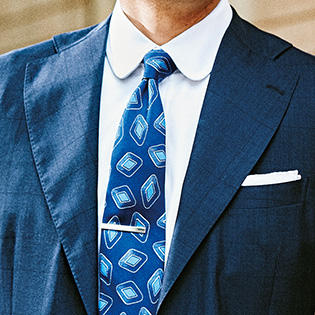 【１分で分かるスーツのお洒落】ラウンドカラーのシャツって、可愛い印象になりませんか？