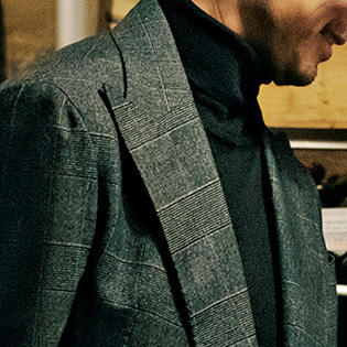 いつものグレースーツ、週末にも応用するなら中に何を着たらいい？【1分で分かるスーツのお洒落】