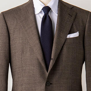 白×紺の、シンプルな胸元を引き立てるスーツは？【1分で出来るスーツのお洒落】