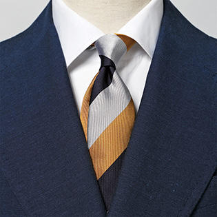 【1分で出来るスーツのお洒落】スーツの胸元に、適度な”遊び”を入れられるネクタイは？