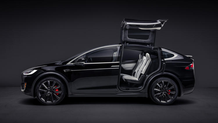 テスラの人気シリーズ「Model X」に阪急メンズ東京で乗れるってホント!?