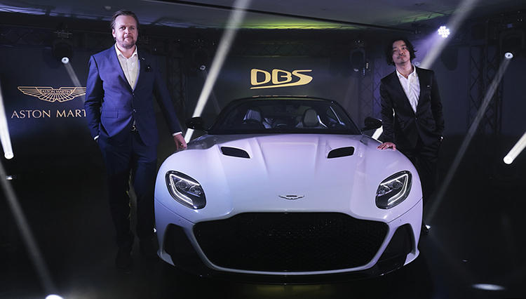 アストンマーティン、ボンドカーとして知られる伝説の車名”DBS”を復活！