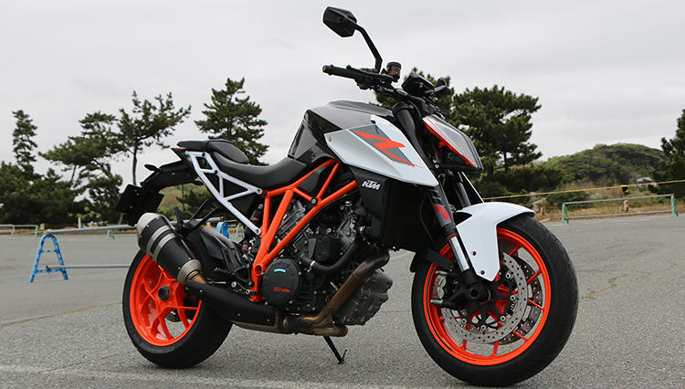 公道マシンにもレーシングマシンの思想をフィードバック！ KTM「1290スーパーデュークR」試乗記