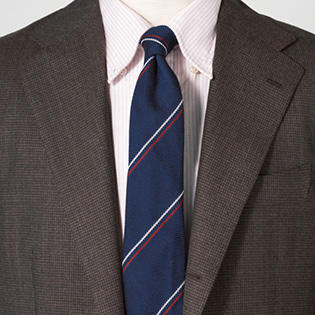 堅めな印象のスーツを柔らげるなら、こんなシャツ【1分で出来るスーツのお洒落】