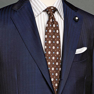 シンプルな紺無地スーツを、こなれて見せるには？【1分で出来るスーツのお洒落】