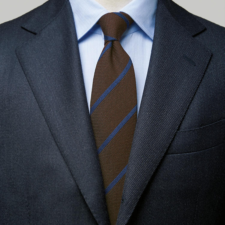 いつもの紺スーツで、簡単にお洒落度を上げるには？【1分で出来るスーツのお洒落】