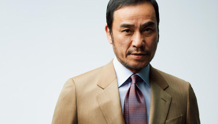 「赤ネクタイ×茶スーツ」が、力強さのアピールに効果的な理由