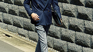 紺ブレを今年っぽく着るなら、こんなグレーパンツを合わせてみよう