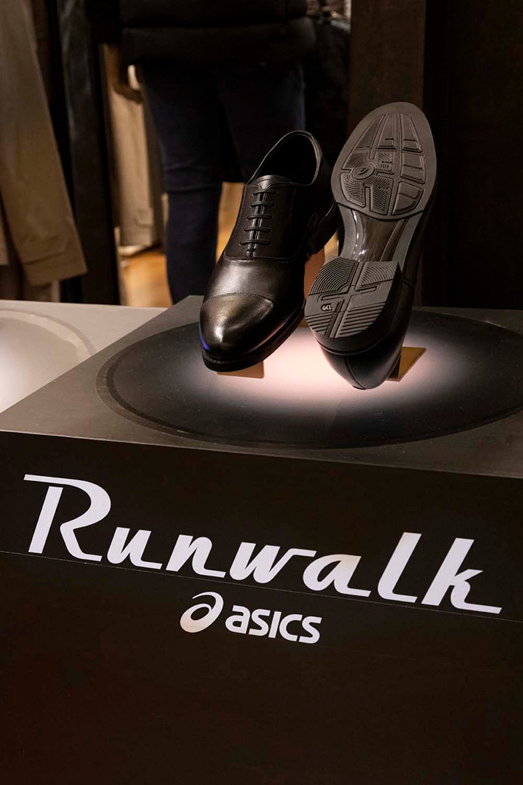 <p>「RUNWALK」の歩きやすさ、走りやすさは、ソールの構造にも秘密がある。</p>
