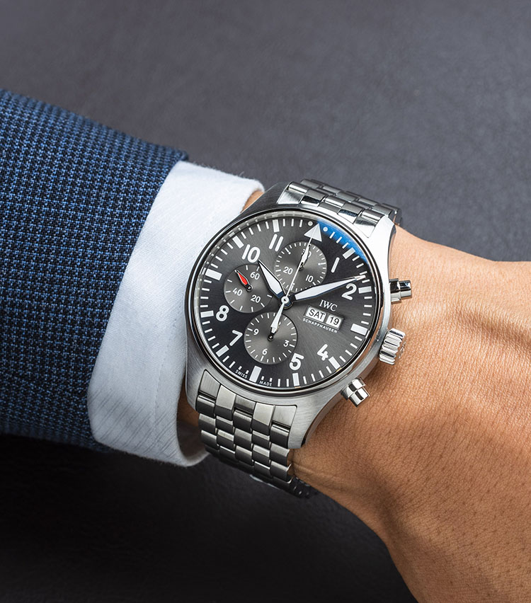 <p><strong>IWC<br />
パイロット・ウォッチ・クロノグラフ・スピットファイア</strong><br />
「英国空軍の伝説的な戦闘機をフィーチャーした1本で、スレートグレーの文字盤が他にはない雰囲気です。また、ポリッシュ＆サテン仕上げを使い分けた5連ブレスレットが、ほどよい光沢感であることも人気の要因です」</p>
