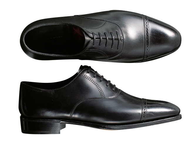 <p><strong>JOHN LOBB ／ ジョンロブ</strong><br />小ぶりな穴飾りが上品な「フィリップⅡ」。上級シリーズである「プレステージライン」に属し、ベヴェルドウエストなど仕立て靴の技が宿る。24万円（ジョン ロブ ジャパン）</p>
