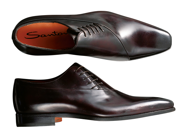 <p><strong>SANTONI ／ サントーニ</strong><br />曲線的な甲の切り替えと、斜めにシューレースを配したサイドレース靴。すらりと伸びたスクエアトウと、マッケイ製法による柔らかな履き心地が魅力。8万9000円（リエート）</p>
