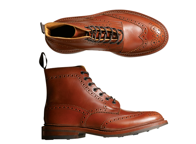 <p><strong>TRICKER’S ／ トリッカーズ</strong><br />ブランドを象徴するカントリーブーツ。質実剛健を極めた一足で、タフに履き倒すほど深まる武骨な味わいが魅力。独特のブラウンもここならでは。8万円（トリッカーズ青山店）</p>
