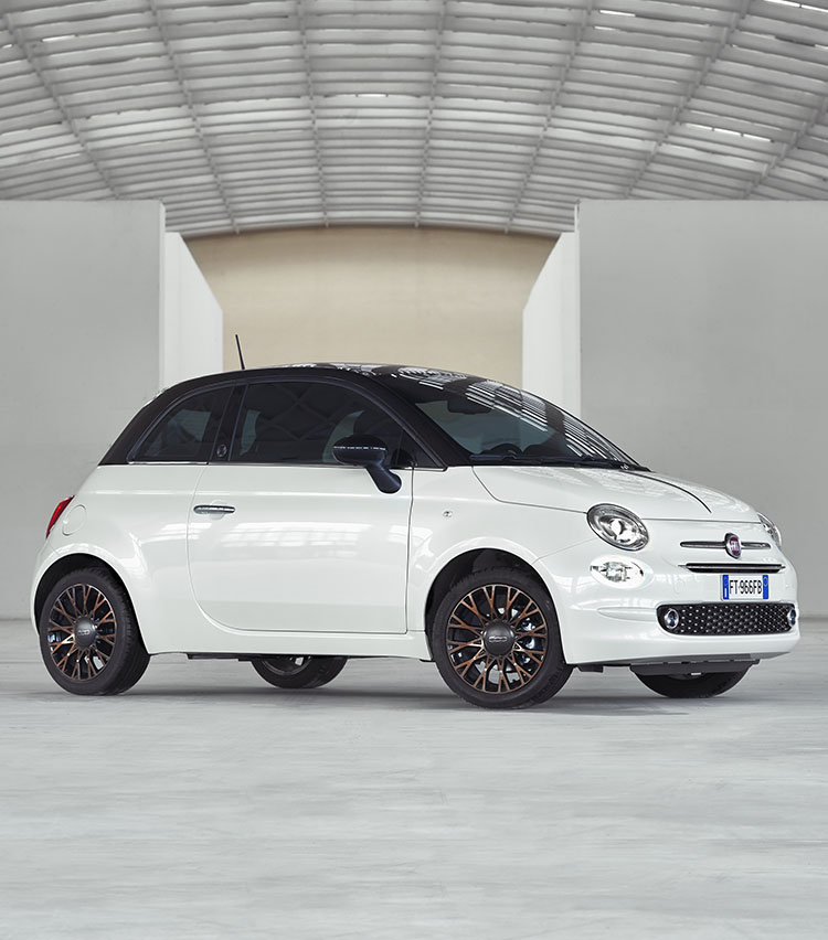 <p><strong>FIAT 500／200万円～</strong><br />
フィアット 500、通称チンクエチェントが嫌いという人には会ったことがない。とにかく万人から愛されるクルマだ。愛らしいルックス、インテリアも可愛いらしい。高級車のような質感でなく、デザインや雰囲気で乗員を癒やしてくれる。そして実は走りも頼もしい。エンジンは小さいがキビキビ走る。欠点はやはり車内の狭さ（車体の小ささ）だが、「自分の使い方にはピッタリ」と割り切って乗れるのであればデメリットを消すだけのメリットがこの小さい体には隠れている。年を取っても乗れる個性も大きな魅力だ。</p>
