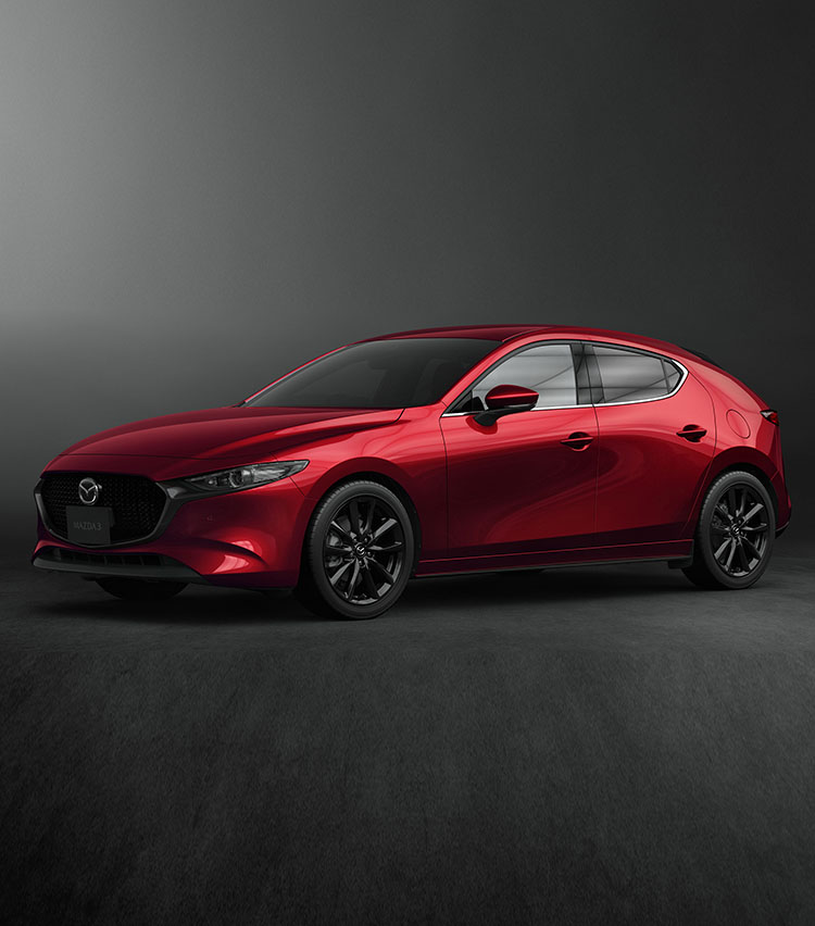 <p><strong>マツダ　MAZDA 3ファストバック／222万1389円～</strong><br />
自動車関係者に「輸入車に対抗できる日本車は？」と問えば、多くの人がマツダ車を挙げるだろう。まずデザインが素晴らしい。日本車の弱点である内装のチープさも全く感じさせず、視覚で輸入車勢と互角に戦う。クルマ選びでデザインを重視する人も多いのだから対抗馬の筆頭に上がるのも当然だろう。中でもマツダ3（旧アクセラ）に用意されたファストバックモデルは特に素晴らしい。もちろん、走りも非常に元気で、小ささを活かして都市部での使い勝手も良い。夫婦で長く付き合える日本車ならこれをぜひ選んで欲しい。</p>
