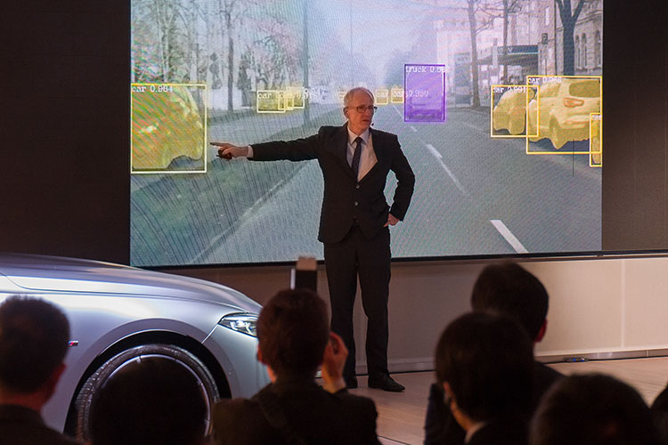 <p>テスト車両は常に周囲の停車、走行中の車両を認識している。写真のVTRを見た記者にロートハルト氏が「いま何台クルマが映っていたかわかりますか？」と質問し、記者は「約20台」と答えたが、実際は30台以上が映っていた。</p>
