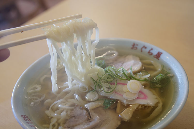 <p>今回、餃子と共にお目当てだった人気店「おぐら屋」。佐野ラーメンの中でも特に透明度の高いスープで頂く。</p>
