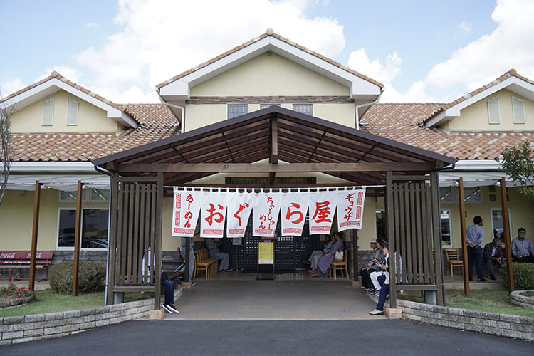 <p>「おぐら屋」の所在地は栃木県佐野市出流原町993-1。できれば平日がおすすめだ。</p>
