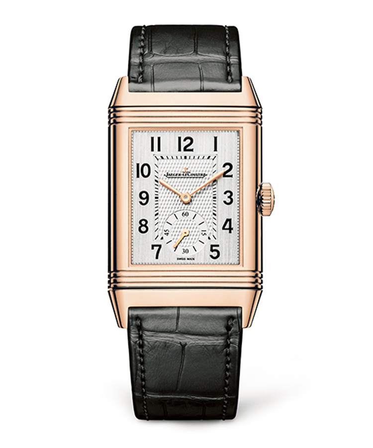 <p><b>JAEGER-LECOULTRE</b>　ジャガー・ルクルト<br />
<b>レベルソ・クラシック・ラージ・デュオ・スモールセコンド</b><br />
1931年に誕生した角型の反転式ケースを生かし、裏側に異なる時刻を表示できる第２のダイヤルを装備。そのダイヤルはブラックで、表と裏とで印象を変えた。手巻き。ケース47×28.3mm。18KPGケース。アリゲーターストラップ。206万4000円（ジャガー・ルクルト）</p>
