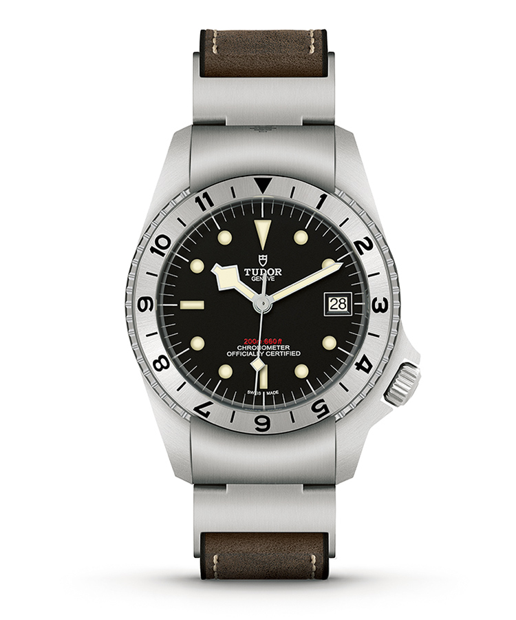 <p><b>TUDOR</b>　チューダー<br />
<b>ブラックベイ P01</b><br />
1960年代後半に米国海軍向けに開発したプロトタイプを復刻。4時位置リューズやストラップの付け根で回転ベゼルを固定する仕組みなど、武骨なスタイルは今見ると実に新鮮。自動巻き。径42mm。SSケース。レザー＆ラバーストラップ。38万8000円（日本ロレックス）</p>
