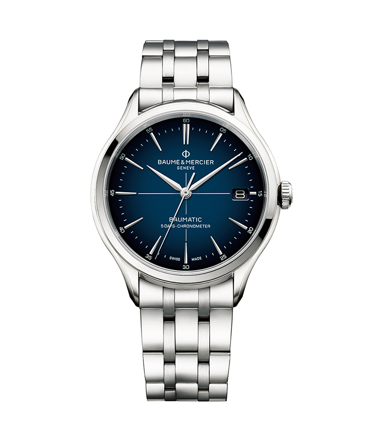 <p><b>BAUME & MERCIER</b> ボーム＆メルシエ<br />
<b>クリフトン ボーマティック COSC</b><br />
5日間パワーリザーブの自社製ムーブメント”ボーマティック”搭載機の中でも、とりわけ高い人気を博すCOSC取得モデルの新色。艶やかな青グラデが端正なデザインをモダンかつ洒脱に見せている。自動巻き。径40mm。SSケース&ブレス。35万円（ボーム&メルシエ）</p>
