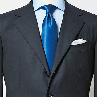 いつもの紺スーツをパーティに活用するなら？【1分で出来るスーツのお洒落】