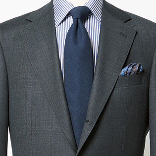 グレー×紺の真面目Vゾーンに華やかさを加えるには？【1分で出来るスーツのお洒落】