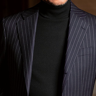 休日スーツをシックに着るなら、こんなインナーが◎【1分で出来るスーツのお洒落】