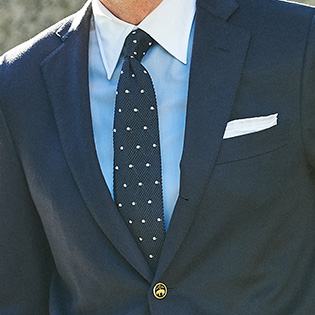 紺ブレザーをクリーンな印象に見せるには？【1分で出来るスーツのお洒落】