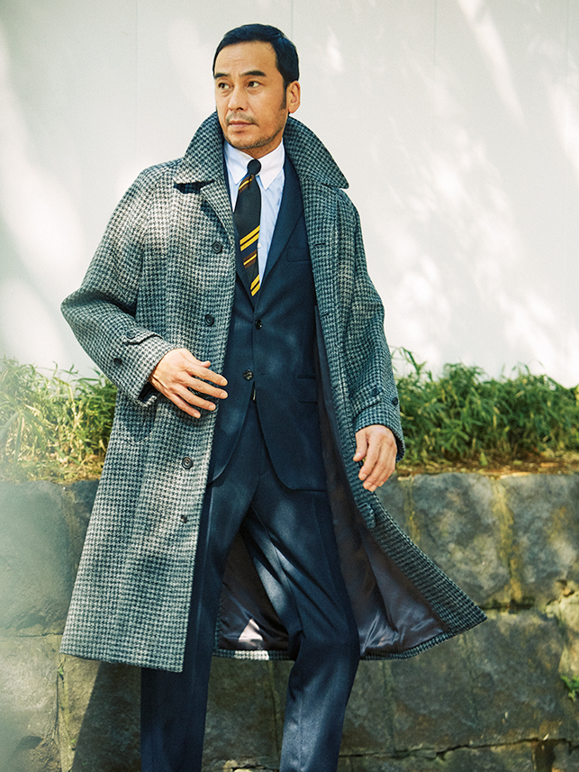 <p><strong>Tweed Coat</strong></p>
<p>たっぷりとしたツイードコート。全体の色数を極力絞ってクールさを意識しつつ、パネルストライプタイでヒネリを。</p>
