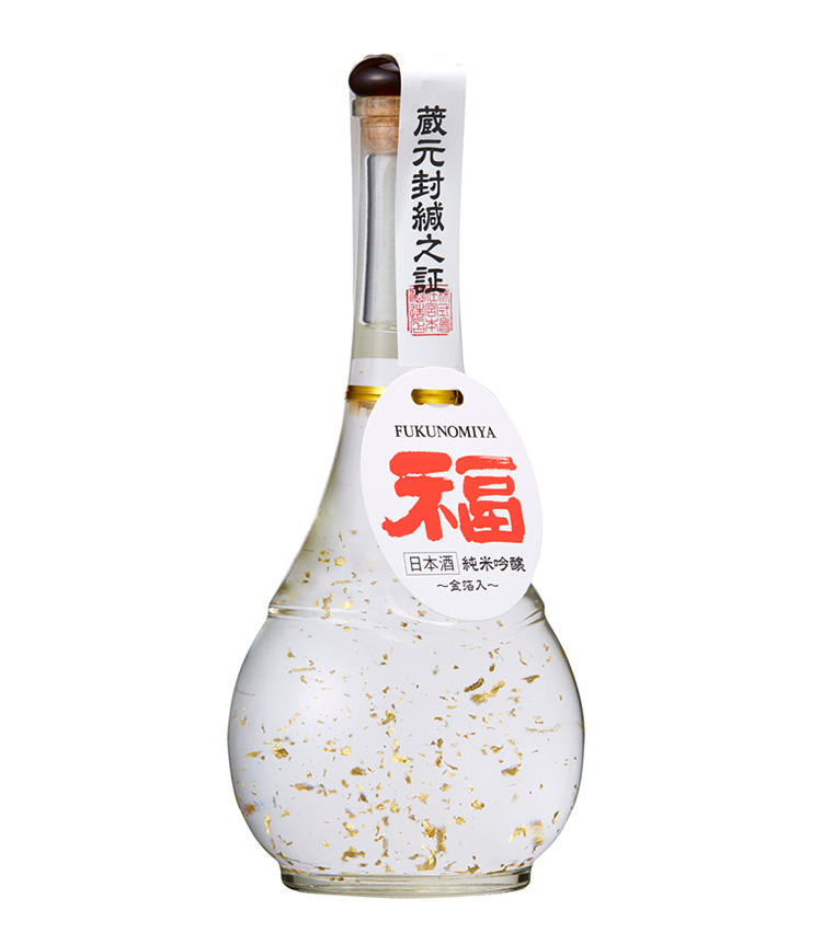 <p>宮本酒造店／「夢醸 純米吟醸『福』金箔入」<br />
すぐ目に飛び込む真っ赤な「福」の字と、ボトルの中で優美に舞う加賀百万石伝統の金箔が、見た目にもおめでたい祝い酒。石川は加賀の大地に育まれた契約栽培の酒米を使用した、やや辛口でバランスの良い純米吟醸酒。凛々しくもやわらかな味わいが特徴だ。2750円（税込）</p>
