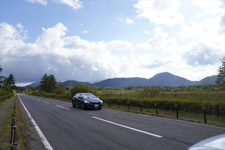 <p>ドイツ車のような硬質な走りとは異なる、ややソフト目な乗り味がボルボの特徴。決してスピードを出したくなるタイプのフィーリングではない。</p>
