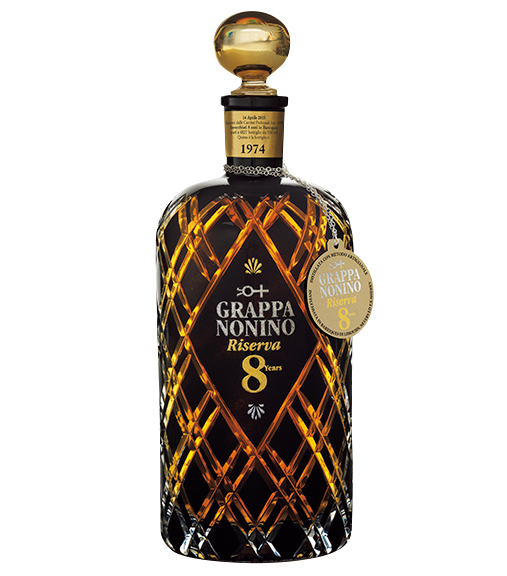 <p><strong>Grappa［グラッパ］<br />
濃厚でなめらかな味わいが魅力</strong><br />
伊産ポマースブランデーの代表格グラッパ。こちらは単一畑でとれたブドウの搾り滓を原料とし、8年熟成させた極上品。「ノニーノ グラッパ・リゼルヴァ・オット・アンニ」1万7000円（モンテ物産）</p>
