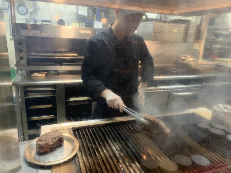 <p>名物のグリル料理。豪快に焼く様子が食欲をそそる</p>
