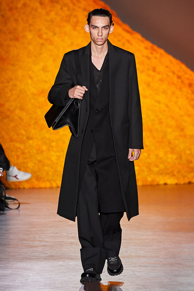 <p><b>■Jil Sander</b><br />
ゲストデザイナーとなったジル・サンダーは、クリエイティブディレクターのルーシー・メイヤーとルーク・メイヤーによる新作メンズウェアを発表。コートやジャケット、パンツと全体的にかなりビッグシルエットが目立つ。ノーカラーのコートやジャケットのレイヤード、またパンツの大胆な裾幅折り返しなど個性的なバランスが目を引いた。<br />
<small>(c)Alessandro Lucioni</small></p>
