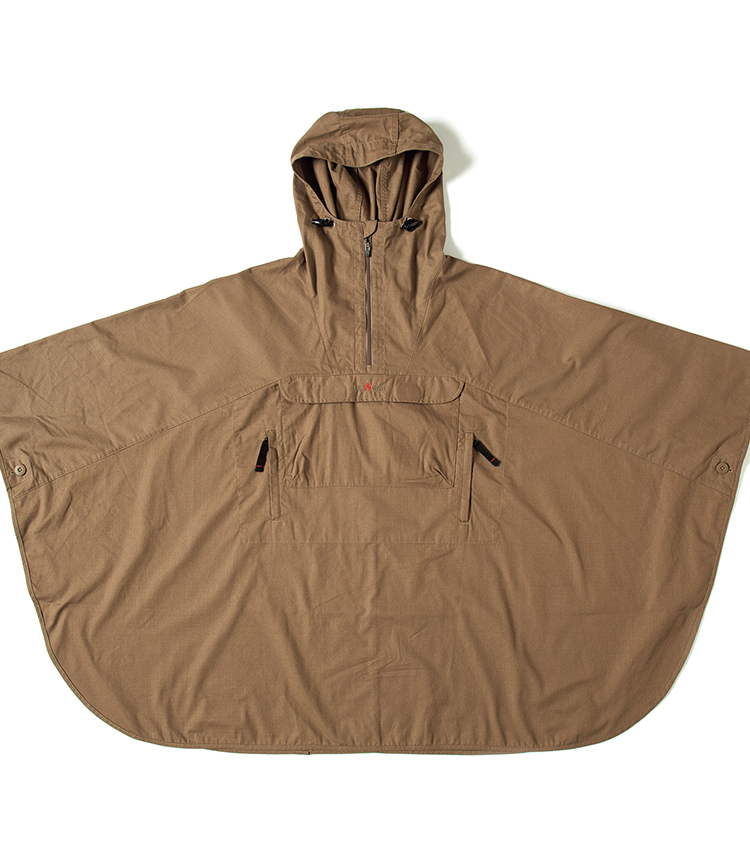 <p><b>GRIP SWANY<br /> FIREPROOF PONCHO<br /> </b> GRIPS WANYが独自で開発した難燃素材を使ったファイヤーポンチョ。難燃加工コットン100％で火の粉を受けても穴が空きにくく、デザインも秀逸。利便性をあげるために胸には大きめのポケットが用意され、スマホや小物などの収納も可能となっている。サイズはフリー。1万3800円（スワニー販売）</p>
