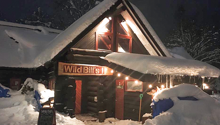 雪景色の中にひっそり佇む山小屋風BAR