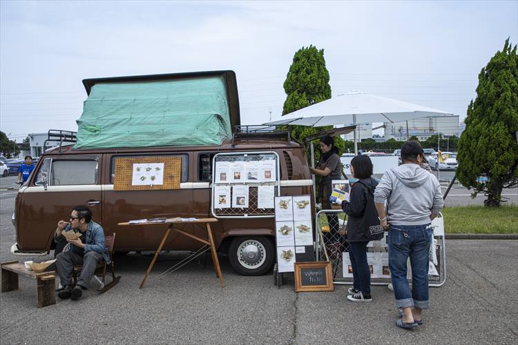 1971年型のワーゲンバスをフードトラックに改造したフレンチフライの専門店「WHOOPIE FRITES」