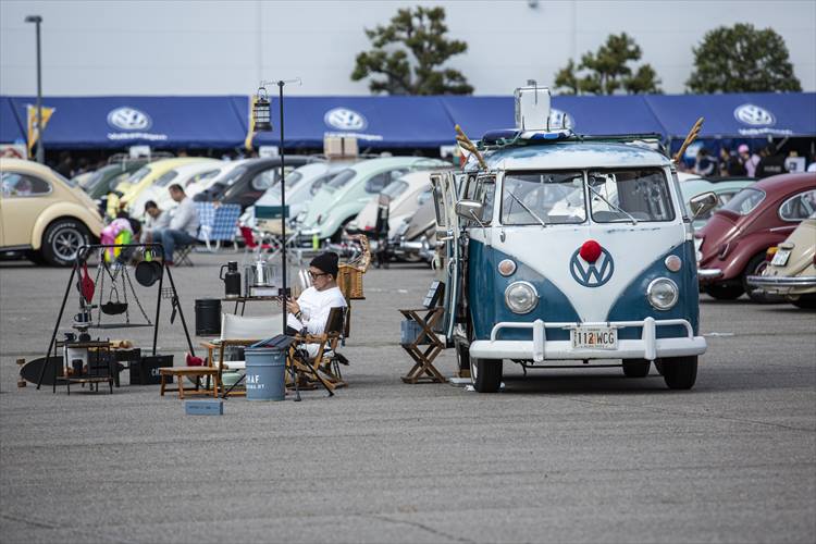 ゆったりとした時間を過ごすワーゲンバスのオーナー氏