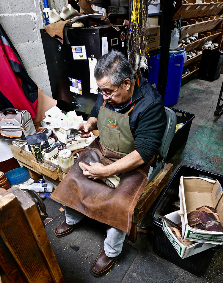 <p> A shoemaker customizing a customer’s last.<br />
顧客の木型を作る靴職人</p>
