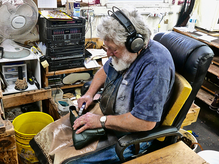 <p>A shoemaker pulling a vamp, which has been soaked in water, up onto a custom last.<br />
カスタムの木型に合わせて、水に浸していたつま革を引き抜く靴職人</p>
