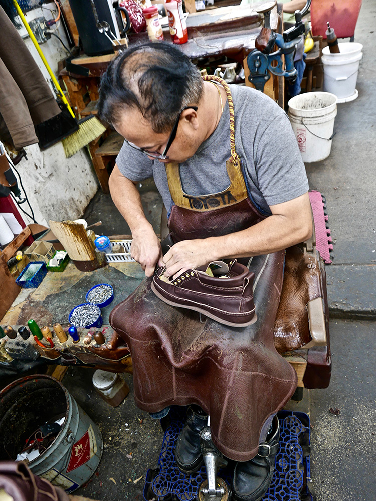 <p>Excess leather being trimmed from the molded vamp<br />
つま革の余分な革をトリムします</p>
