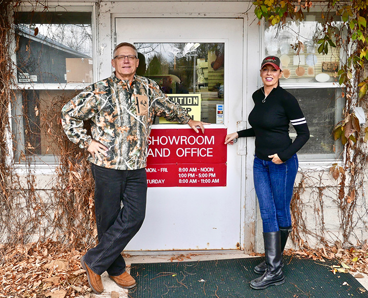 <p>Suzie and Joe at the entrance of the factory.　工場の入り口にて、スージーとジョー。</p>
