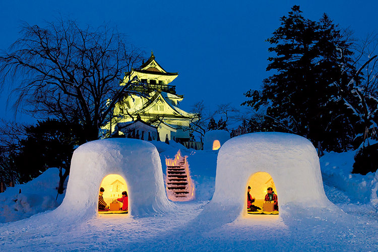 横手の雪まつり「450年の伝統のかまくら」