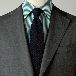 「グレースーツ×紺ネクタイ」を新鮮に見せるシャツは？【1分で出来るスーツのお洒落】