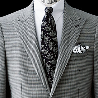 「モノトーンの胸元」を、今どきに見せるには？【1分で出来るスーツのお洒落】