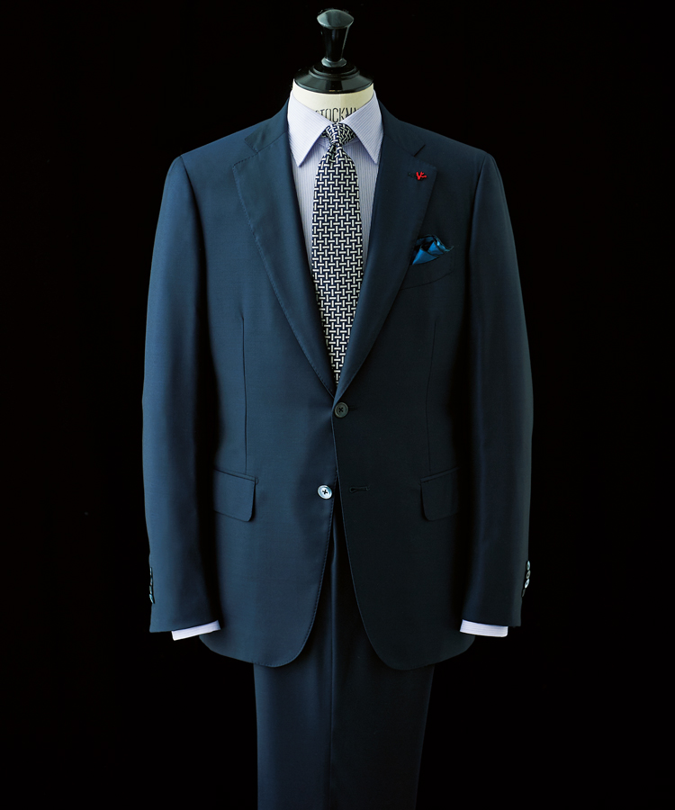 <p><strong>ISAIA ／ イザイア［グレゴリー］</strong></p>
<p><strong>＜解説＞シャープに纏えながら着心地は柔らか</strong><br />
イザイアの中では構築的な肩周りを持ち、全体的にもシャープな印象を築けるロングセラーモデル。見た目と裏腹、着心地が柔らかで軽いのも特徴だ。写真の生地はSuper130ʼSウールを使用しつつ、撥水&ナチュラルストレッチの効いたアクアスパイダー。こちらもブランドのロングセラーだ。29万円 (イザイア ナポリ 東京ミッドタウン)<figcaption>シャツ2万5000円／エリコ フォルミコラ(ユナイテッドアローズ 六本木ヒルズ店)　タイ1万5000円／ポール･スチュアート(ポール･スチュアートGINZA TIMELESS 8 店)　チーフ6800円／フィオリオ(シップス 銀座店)</figcaption></p>
