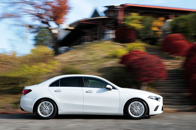 <p>こちらはCLA250 4MATIC（534万円）。可変トルク配分型4WD「4MATIC」を搭載する。これは通常はほぼ100%前輪駆動で走行、ラフロードやコーナリング時で後輪に適切なトルクを配分するもの。</p>
